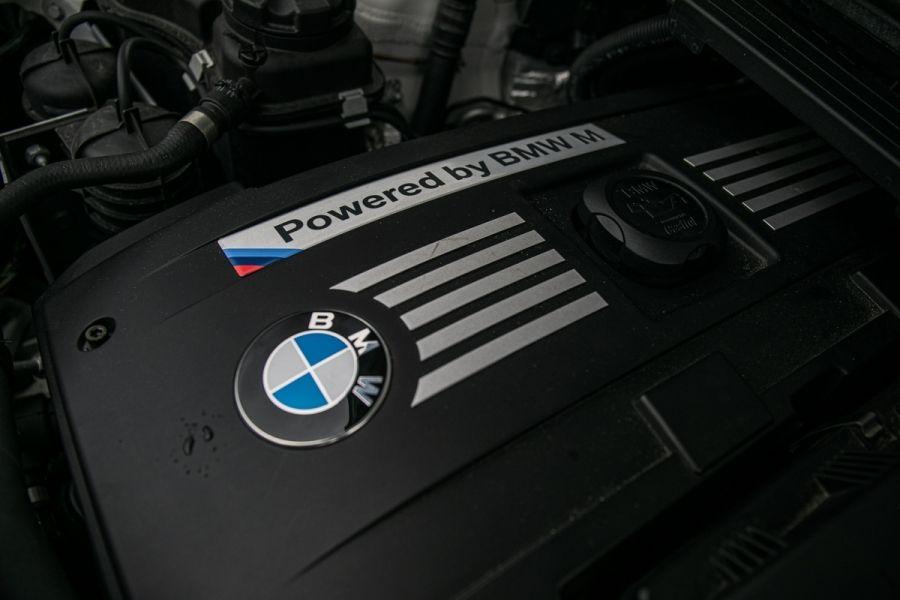 Моторный отсек BMW 1M Jay Kay Car 2012 года  (UK) (фото 9 из 19)